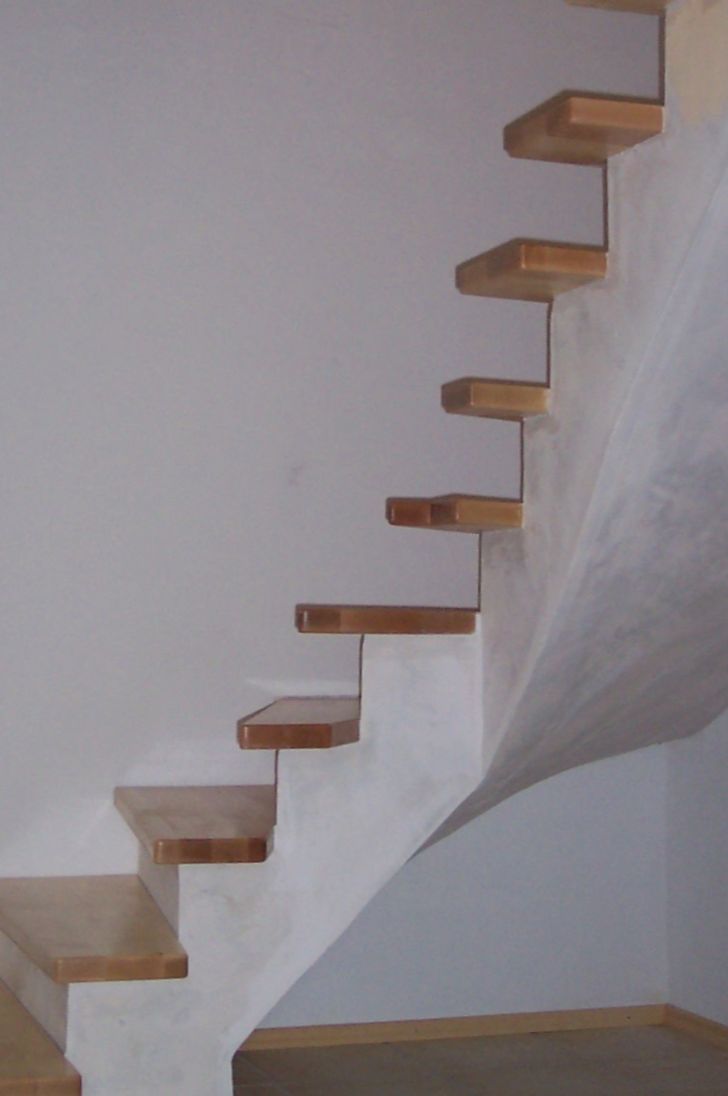 Wendeltreppe mit  Stufen aus Holz