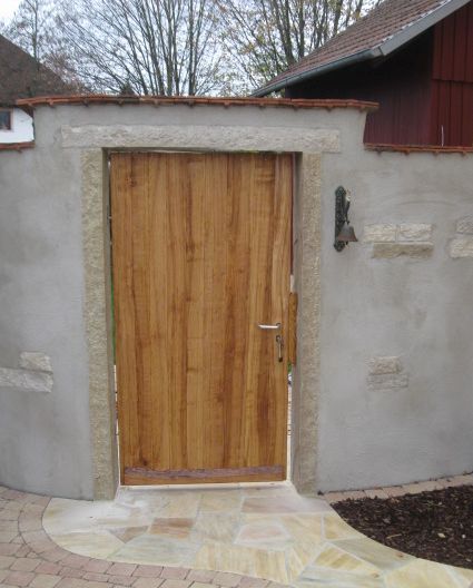 Massivholztür im Gartenbereich