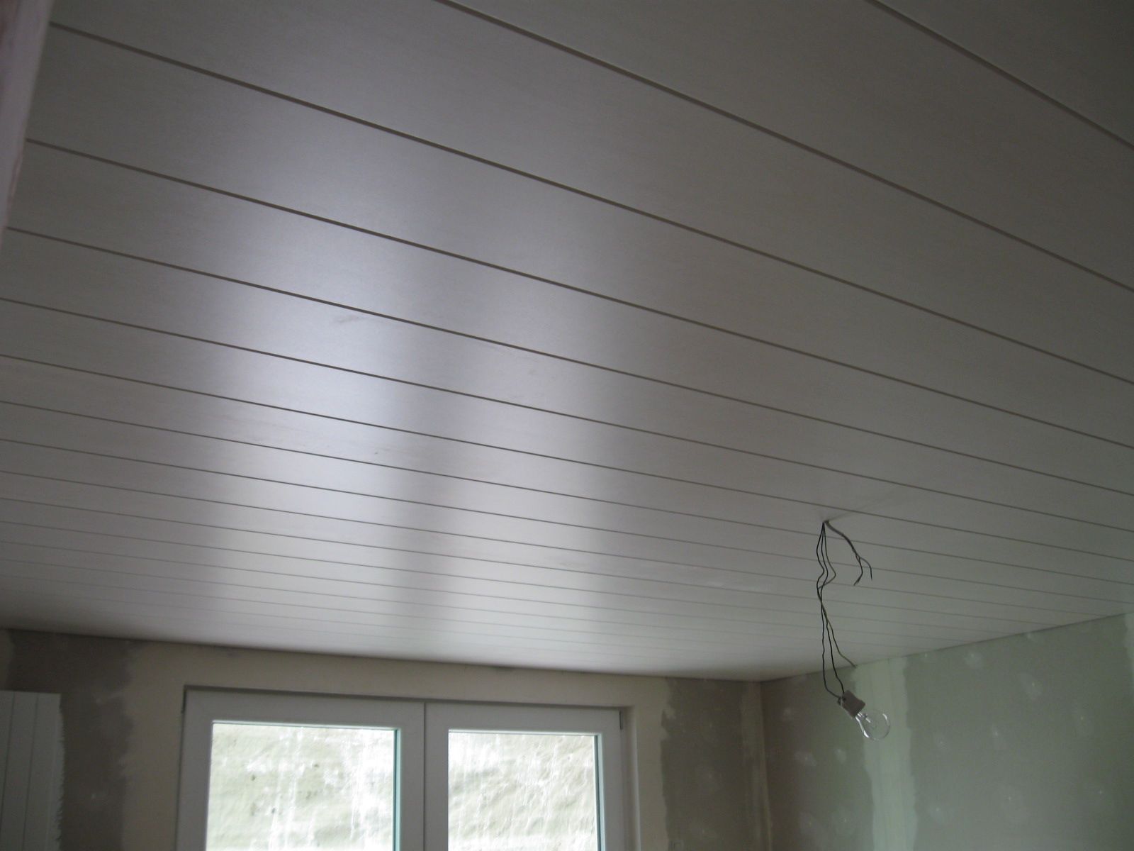 Holzvertäfelung der Zimmerdecke