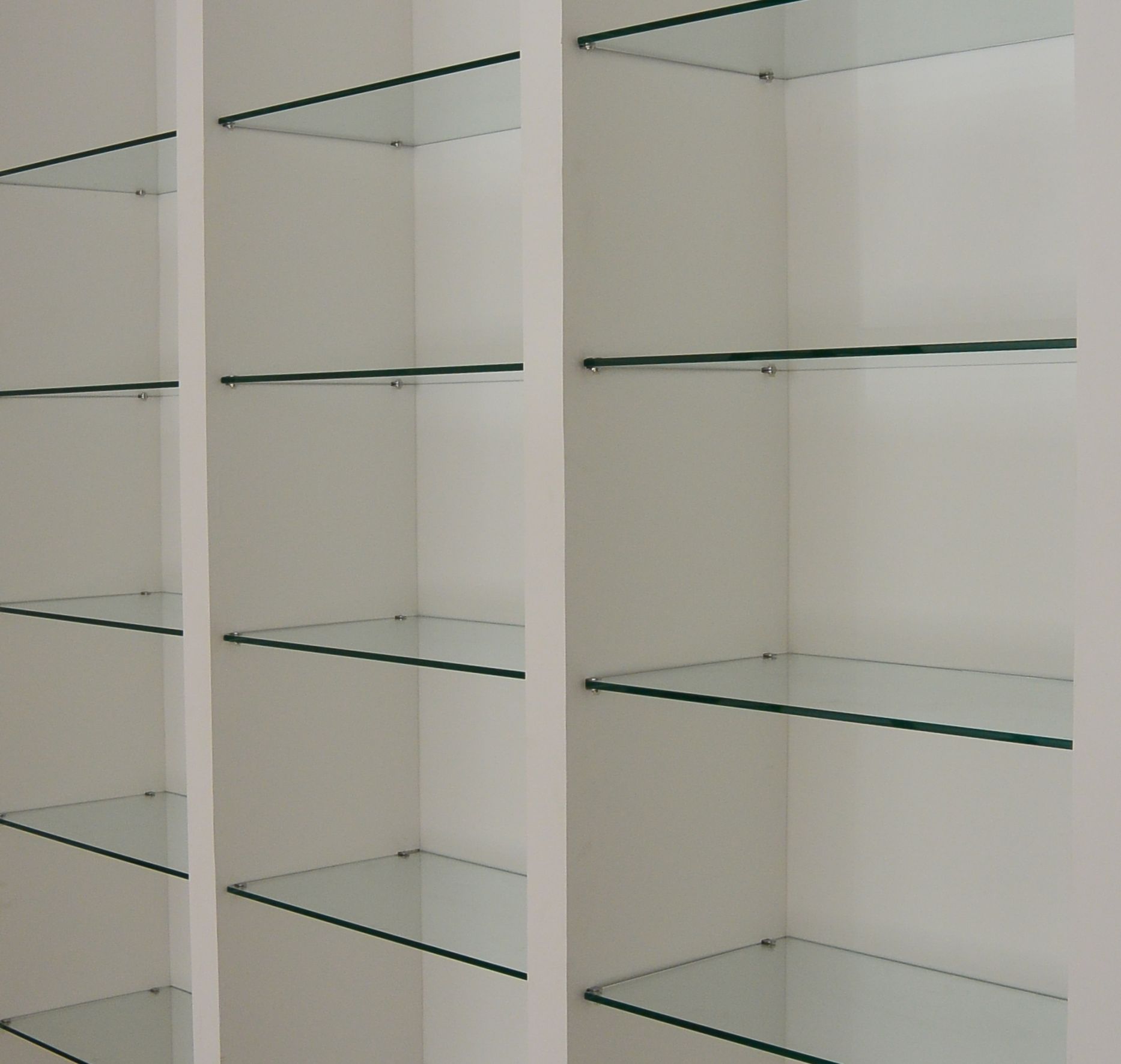 Wandschrank mit Glaseinlegeböden